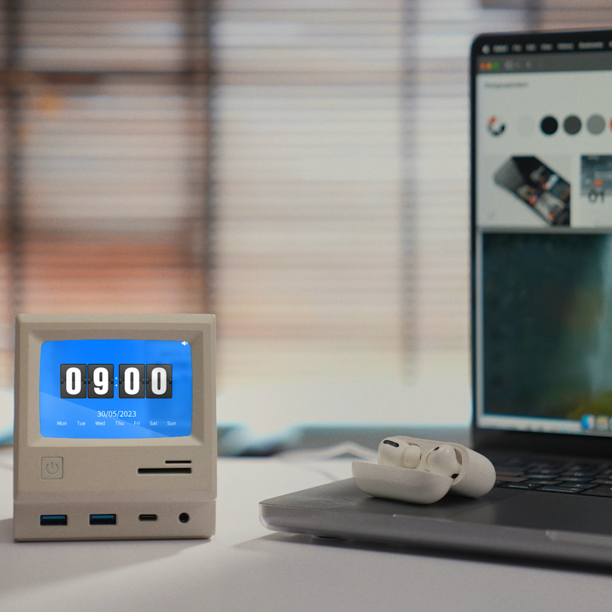RayCue 128K: Retro Style Multifunctional Dock w/ Display